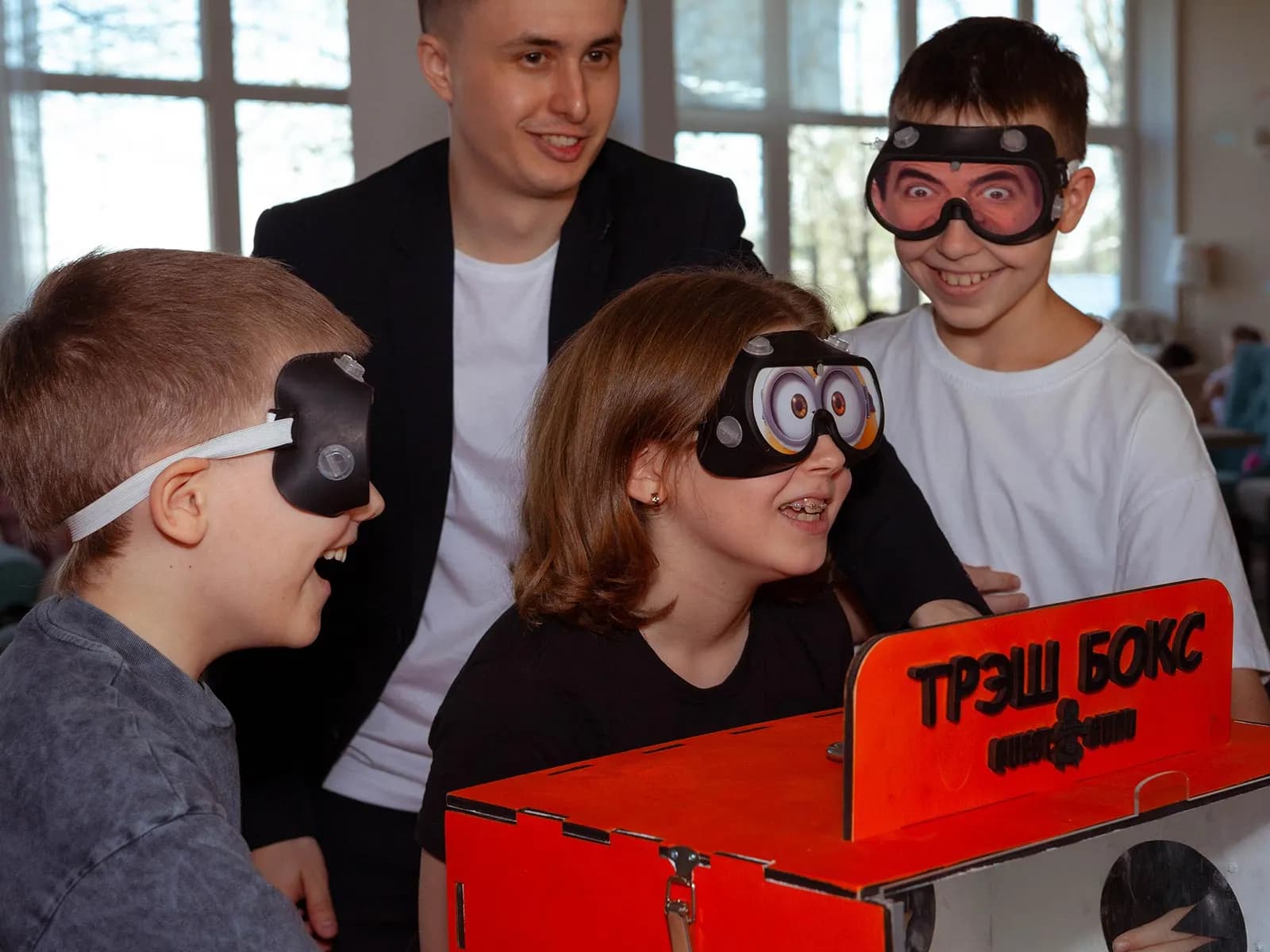 Школьники в очках-масках играют в «Треш-бокс»